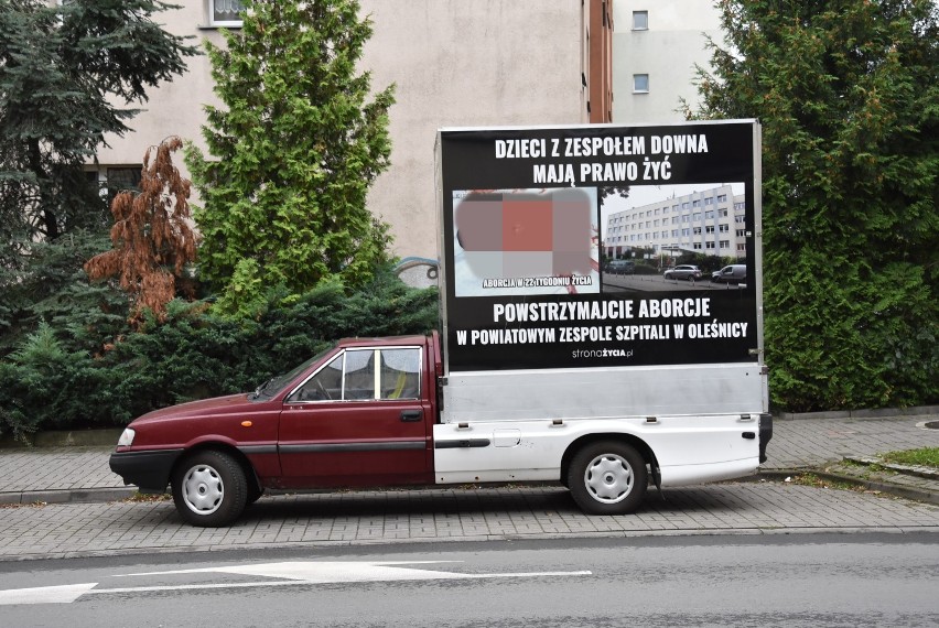 Pojazd antyaborcyjnej organizacji w nowym miejscu w Oleśnicy [ZDJĘCIA]
