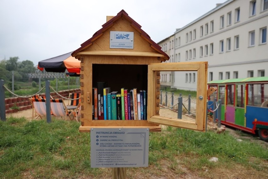 Głogowska PWSZ postawiła domki uwolnionej książki 