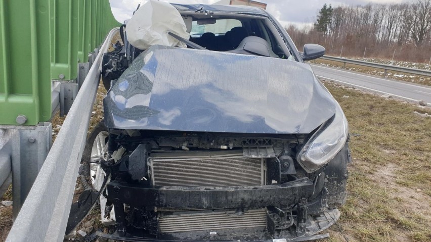 Wypadek na S7 w Skarżysku. Jedna osoba została ranna po zderzeniu osobowej kii z ciężarowym samochodem