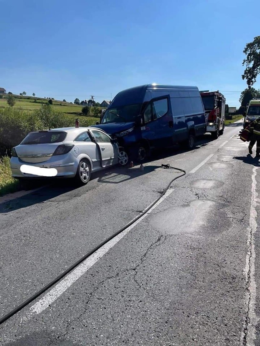 Kocoń. Niebezpieczny wypadek na ulicy Zakopiańskiej. Na miejscu lądował śmigłowiec LPR, rany odniosły 4 osoby. AKTUALIZACJA