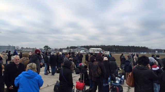 Ewakuacja lotniska w Modlinie. Anonimowe zgłoszenie o bombie. Pasażerowie czekają na płycie lotniska