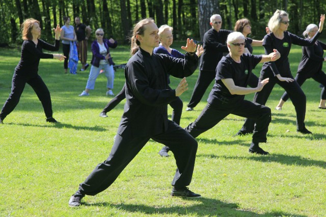 Tai Chi w parku na Zdrowiu