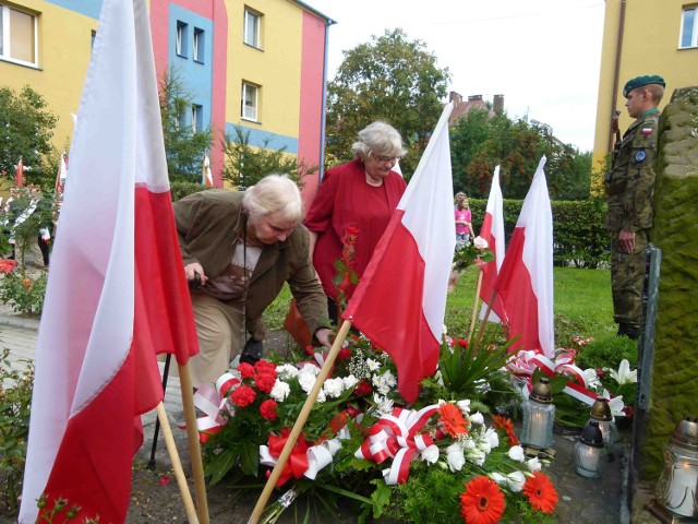 Kwiaty pod obeliskiem złożyła także Stefania Trzcińska (na pierwszym planie)