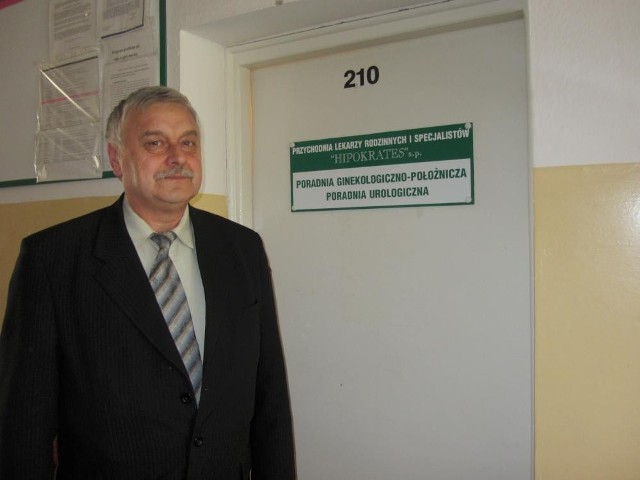 Franciszek Szymański przed zamkniętymi drzwiami gabinetu ginekologicznego