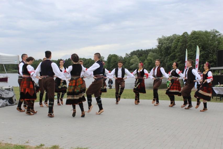 Występ zespołów folklorystycznych z Serbii i Ukrainy, na Nocy Świętojańskiej w Nowej Wsi Zbąskiej