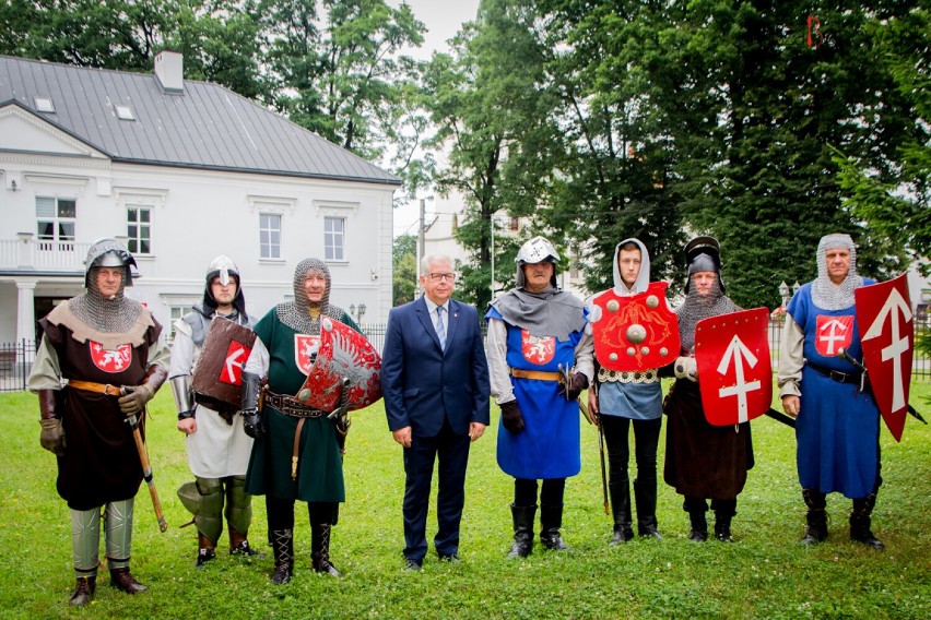 Rycerze i burmistrz złożyli kwiaty pod monumentem