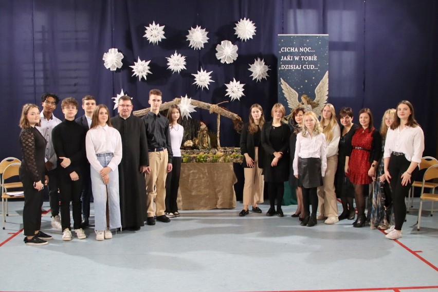 "Bóg się rodzi", czyli świąteczna akademia w II Liceum Ogólnokształcącym w Radomsku. ZDJĘCIA