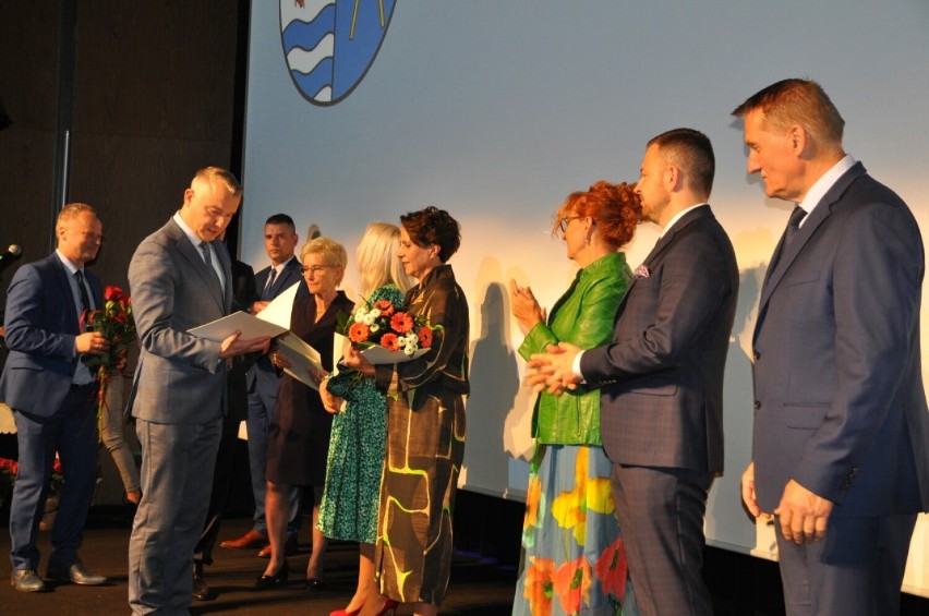 Na zdjęciu: nagrody wręcza wicestarosta Jacek Kuś