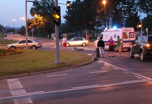 Wypadek koło szpitala w Nowym Sączu: ciężko ranna rowerzystka [ZDJĘCIA]