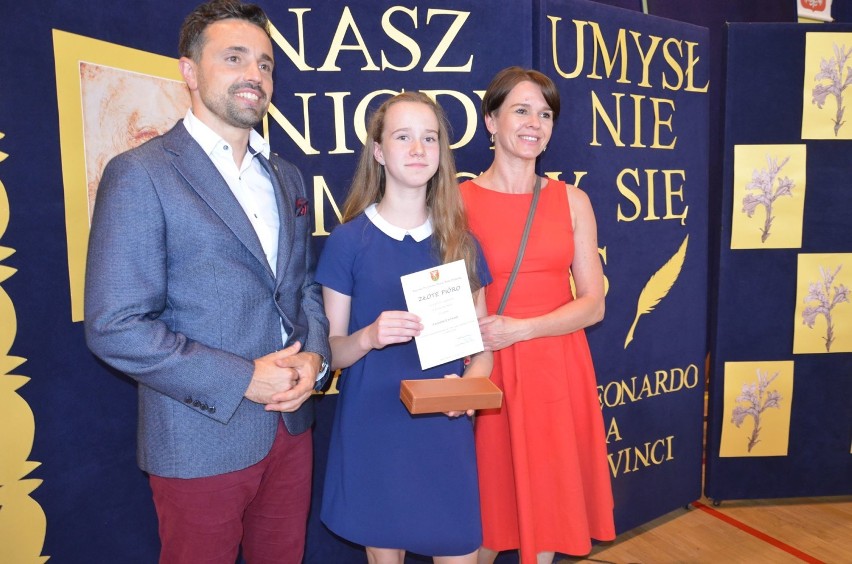 Najlepsi uczniowie w Białej Podlaskiej wyróżnieni. Prezydent wręczył im złote i diamentowe pióra (Zdjęcia)