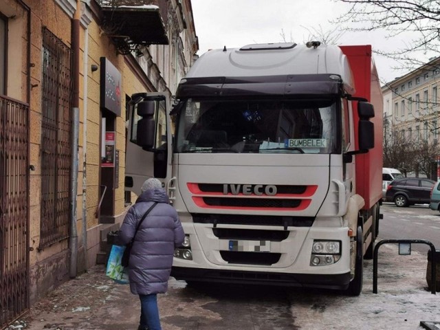 Oto Radomscy Mistrzowie Parkowania. Niektóre zdjęcia wydają się wręcz absurdalne. Pomysłowość kierowców może zaskakiwać. Niestety, często może powodować również kłopot dla kierowcy jadącego zgodnie z przepisami.

Oto 10 przykładów z lutego 2023 roku. Zdjęcia wysyłają nam czytelnicy na adres: radom@echodnia.eu lub na Facebook'a. Wciąż można to zrobić! Materiał uzupełniamy relacją naszych fotoreporterów. Zdjęcia pochodzą również z profilu na Facebook'u "Pieszy w Radomiu".

Zobaczcie zdjęcia na kolejnych slajdach.