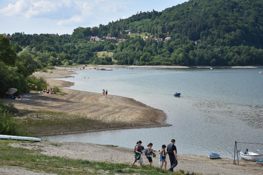 Nad zalewem w Klimkówce zrobiło się tłoczno. Słońce przyciągnęło na plażę całe rodziny, gmina uruchomiła parking przy zjeździe