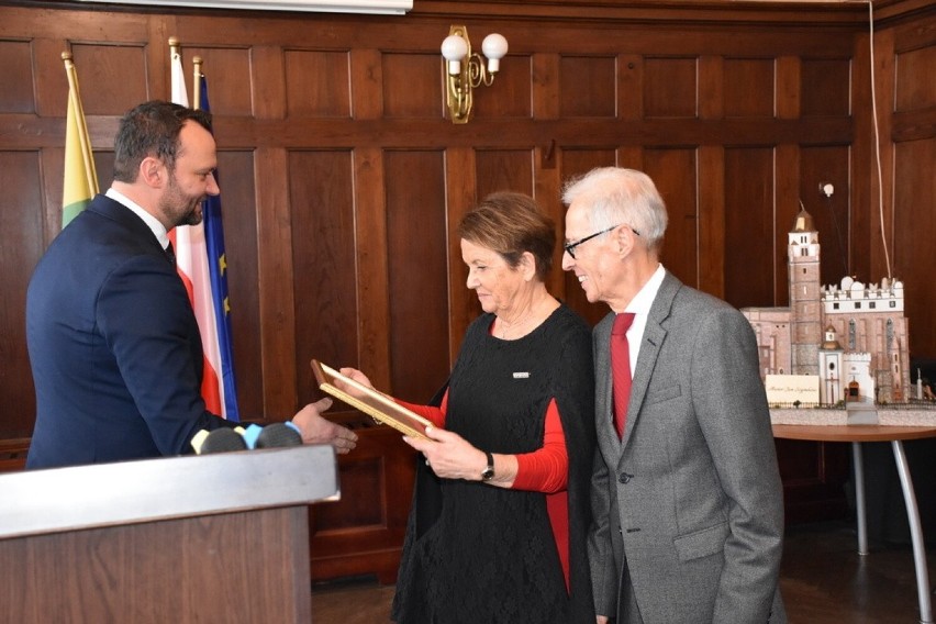Małżeństwo Joanna i Marcin Biernaccy zostali honorowymi obywatelami Paczkowa
