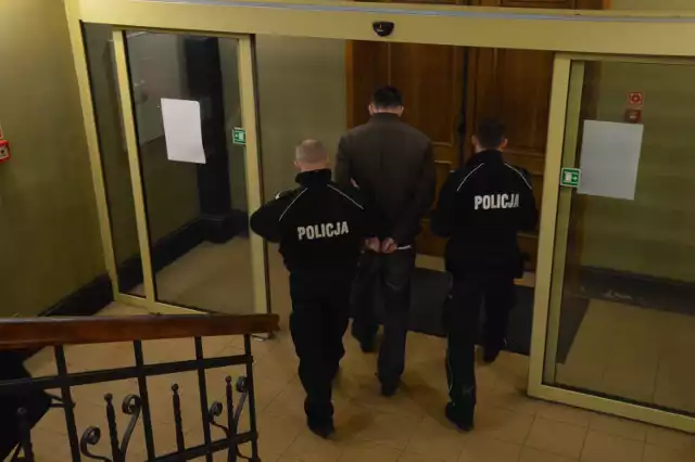 Zdjęcia z dnia posiedzenia aresztowego w sprawie wówczas 33-letniego mieszkańca Malborka.