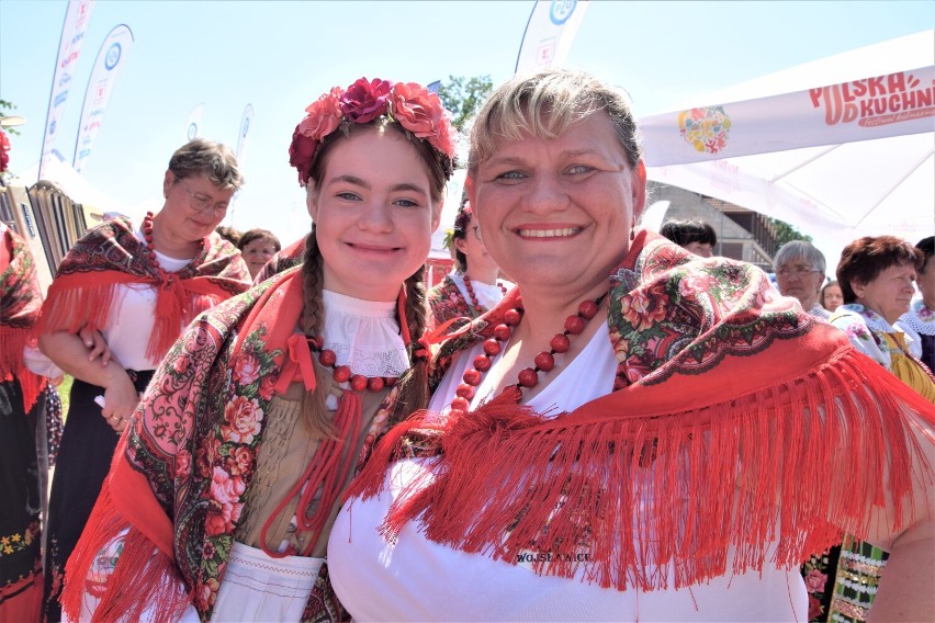 Wojewódzki finał Festiwalu Kół Gospodyń Wiejskich „Polska od kuchni” odbył się w Uniejowie. Było radośnie, kolorowo i smacznie ZDJĘCIA