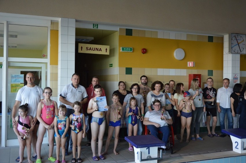 Pływać każdy może - za nami VIII Powiatowe Zawody Pływackie w Janowie Lubelskim. Zdjęcia