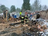 Konarzyny. Strażacy i pracownicy gminy pomagali posprzątać teren po tragicznym pożarze