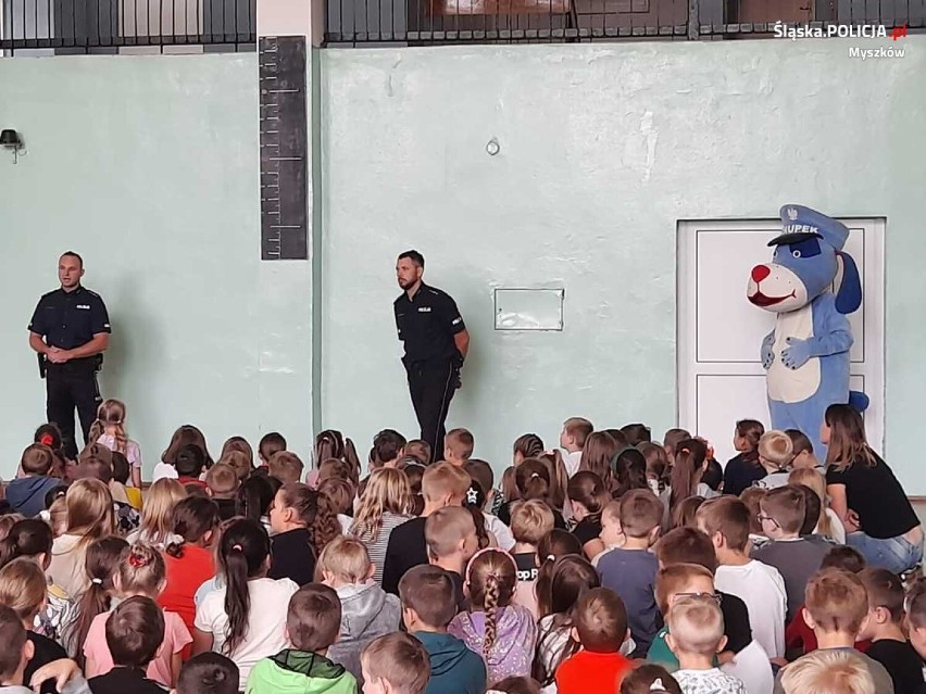 Myszkowscy policjanci odwiedzają ze Sznupkiem uczniów i przedszkolaków. Mówią o bezpieczeństwie w drodze do i ze szkoły