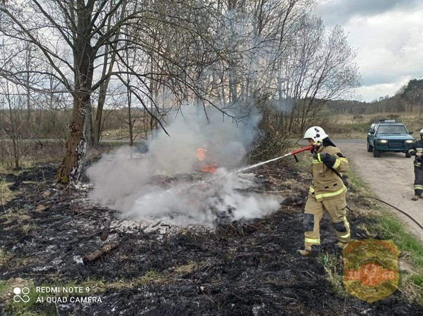 Strażacy z Ochotniczej Straży Pożarnej w Ińsku gasili pustostan, a wcześniej przydrożne gałęzie. ZDJĘCIA