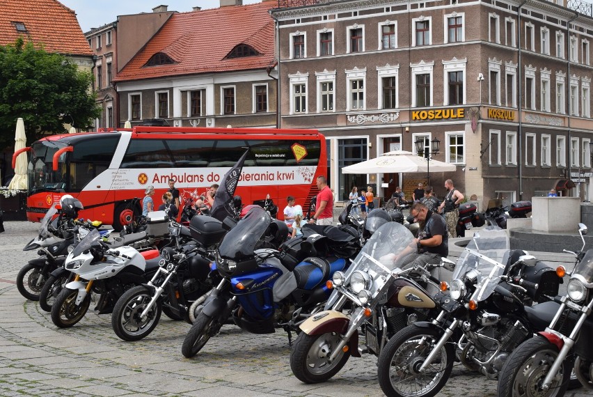 Gniezno Rynek. Zbiórka krwi i zbiórka pieniędzy dla Olgi zorganizowana przez motocyklistów