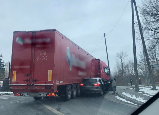 Do wypadku doszło, kiedy wyjeżdżająca z ul. Dworcowej ciężarówka z nieprawidłowego pasa ruchu skręcała w ul. Mickiewicza w Żninie.