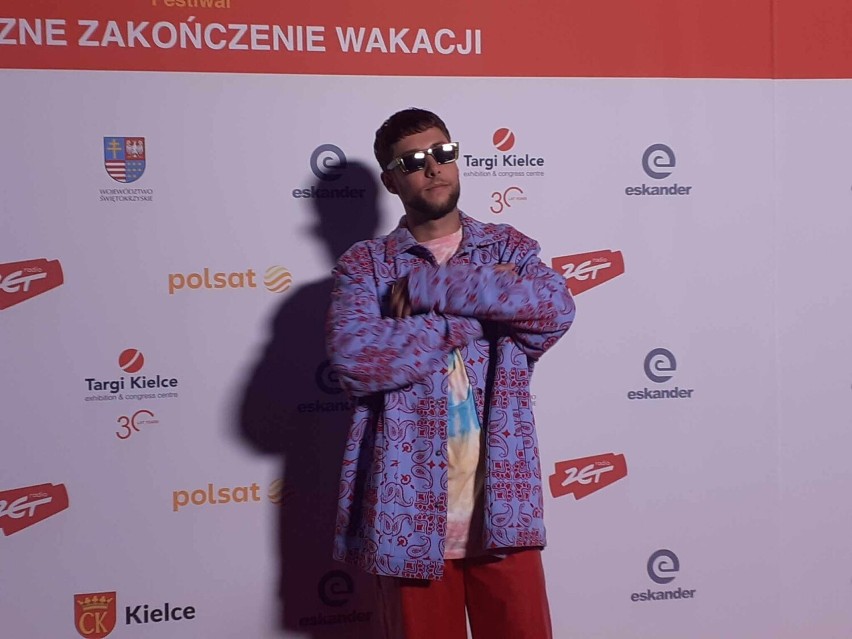 Michał Szczygieł wyszedł do dziennikarzy w luźnych spodniach...
