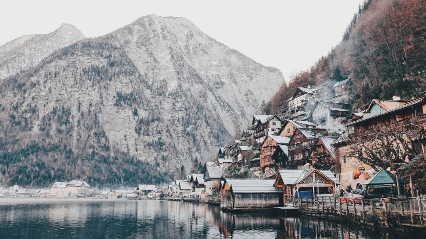 Hallstatt alpejskie miasteczko nad jeziorem, które zimą...