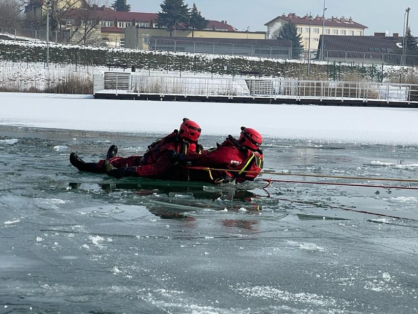 Ćwiczenia z ratownictwa lodowego jasielskich strażaków