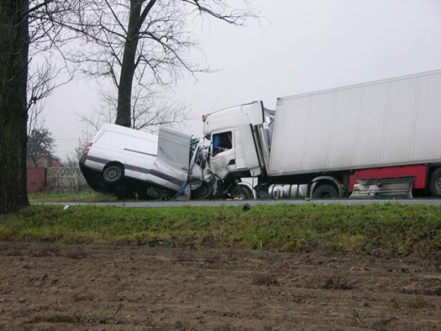 Śmiertelny wypadek w Białyninie (gmina Głuchów) wydarzył się w sobotę, 8 listopada, ok. godz. 14. Czołowo zderzył się bus z tirem wiozącym chemikalia. Zginął kierowca busa.