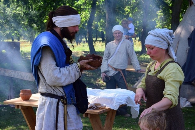 Na placu przy Centrum Informacji Turystycznej w Pakości trwa "Krucza Bryła 2019 - Festyn u Słowian i Wikingów". Mieszkańcy i goście mogą zobaczyć z bliska, jak przed wiekami żyli Słowianie i Wikingowie. Bractwo Wojowników Kruki demonstruje zarówno codzienne życie naszych przodków. Są więc pokazy wypalania gliny, wypieku podpłomyków, wyrobu biżuterii i zabawek, ale i pokazy walki i bitew. 

Co jeszcze przed nami?
14:30 - Konkursy dla publiczności z nagrodami: 
- Konkurs dla par: rzut mokrą szmatą 
- Konkurs dla panów: na największy brzuch 
- Konkurs dla pań: na najdłuższe włosy 
15:00 - Wielka bitwa wojów w obronie miasta. Pokaz szyków bojowych; Kręgi zdrady i honoru 
15:45 - Wodna bitwa - Dzieci kontra Wojownicy

