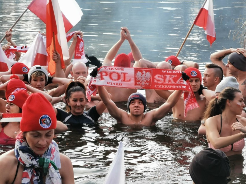 Biało - czerwone morsowanie. Święto Odzyskania Niepodległości na Piaskach