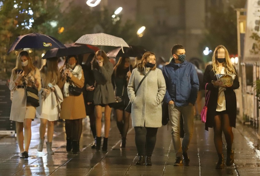 Jak rozmawiać z antycovidowcem? "Noszenie maseczki powinniśmy traktować jak zapinanie pasów w aucie". Wywiad z psychologiem