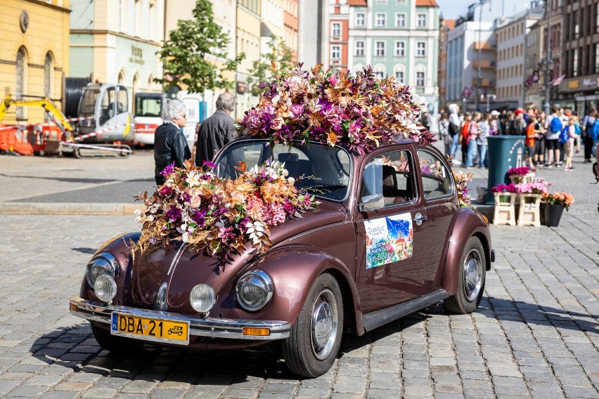Kwietne samochody promują Festiwal Kwiatów w Zamku Książ