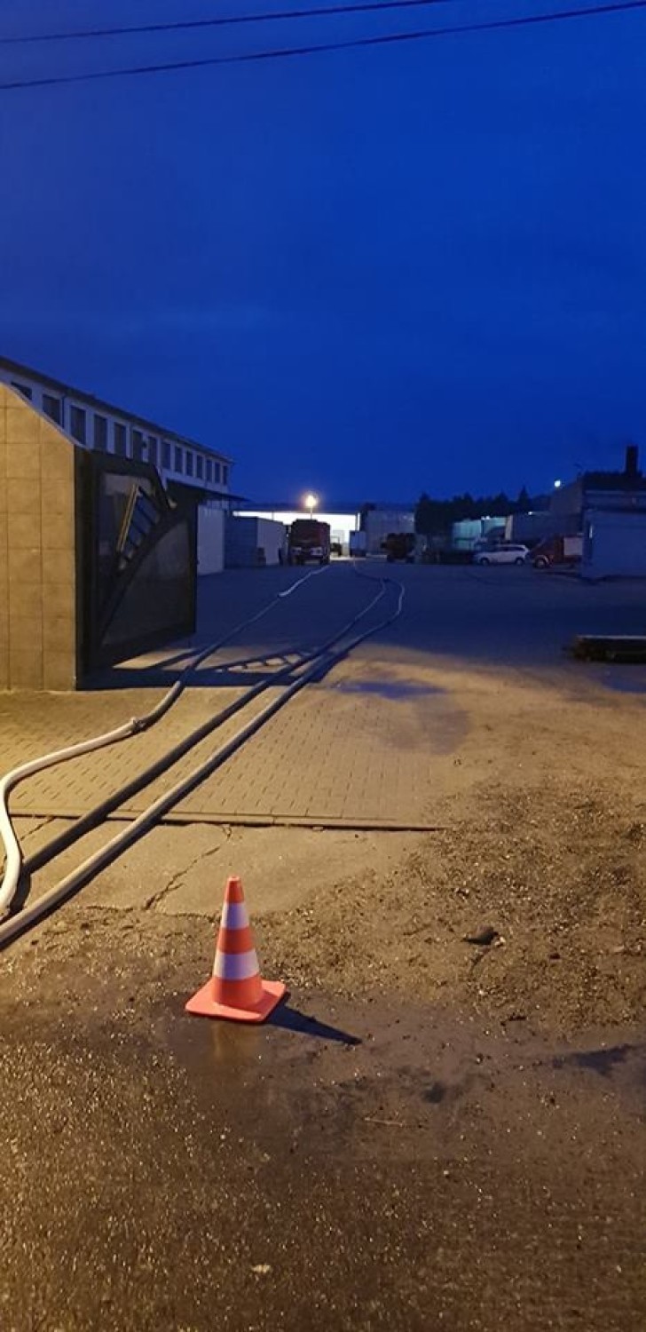 Międzybórz: Strażacy usuwali skutki ulewy w zakładzie MEBLE WAJNERT