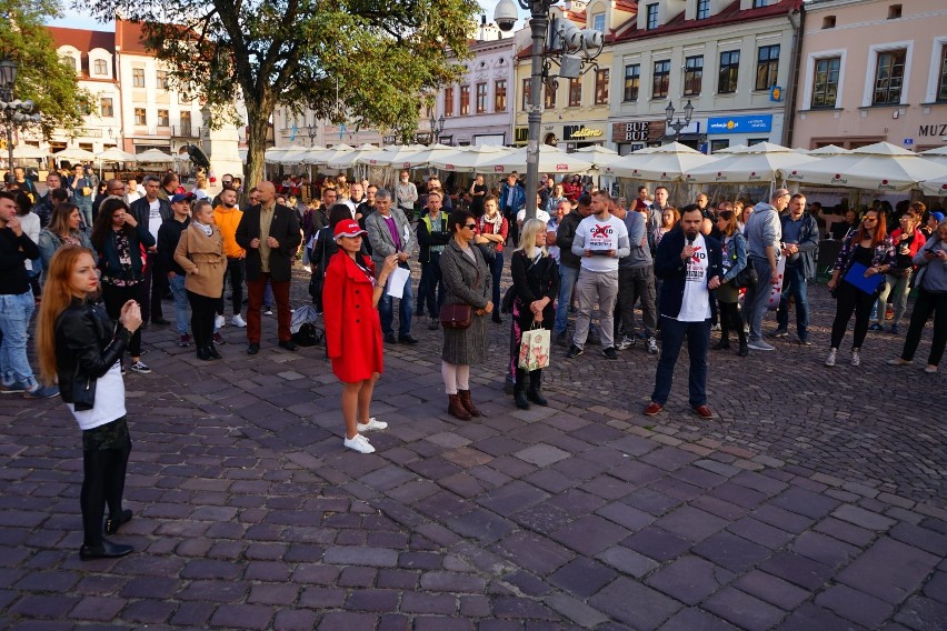 Ponad 100 osób protestowało na Rynku w Rzeszowie przeciwko...