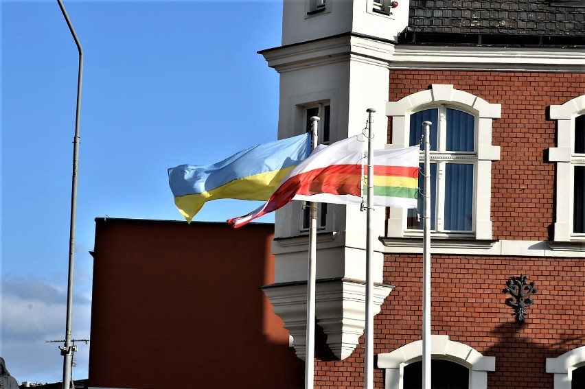 Obok budynku Urzędu Miejskiego w Opalenicy wywieszono flagę...