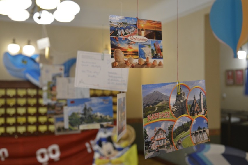 Wystawa wakacyjnych pocztówek w gorzowskiej bibliotece