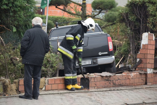 Nissan wypadł z drogi i uderzył w ogrodzenie posesji