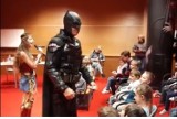 Batman z Ameryki spotyka się z dziećmi uchodźców w Krakowie
