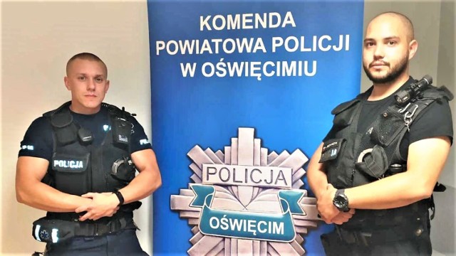 Duet oświęcimskich policjantów, którzy uratowali dwa ludzkie życia; Paweł Jarosz (z lewej) i Adam Bednarczyk.