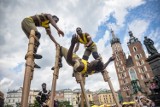 Kraków. Festiwal Teatrów Ulicznych. Afrykańscy artyści na 5-metrowych szczudłach