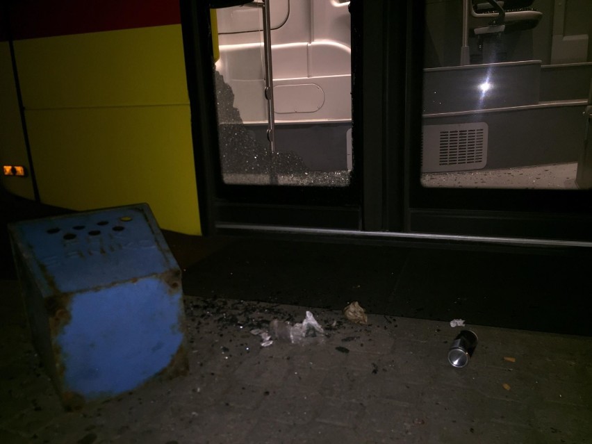 Wandale rzucili koszem na śmieci w autobus MPK na ulicy Chopina we Włocławku [zdjęcia]
