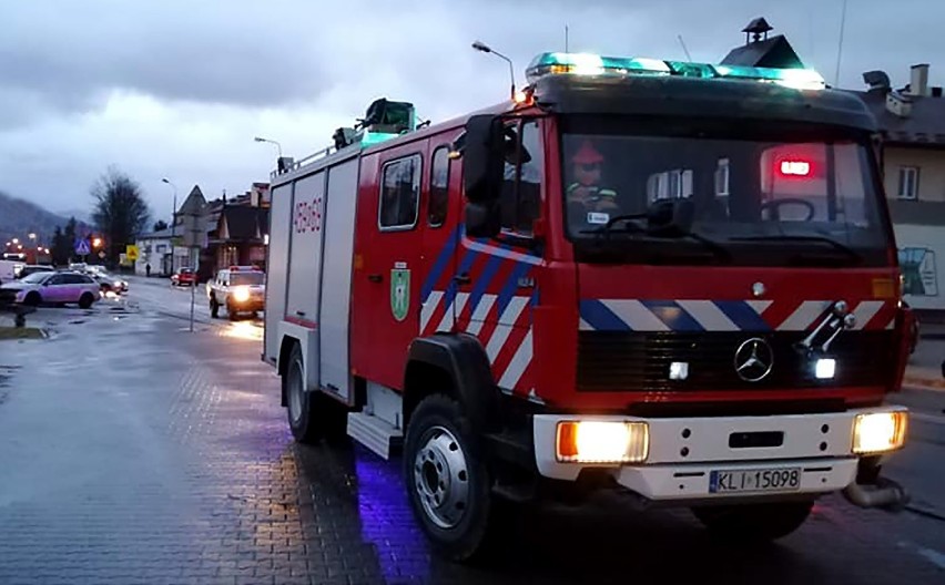 Kamienica/Limanowa. Zmarł pieszy potrącony przez auto