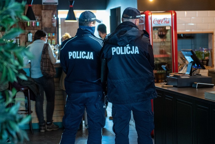 Zakopiańscy policjanci wraz z pracownikami Sanepidu weszli...