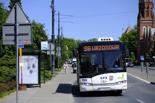 Autobus linii nr 38 na tymczasowym przystanku przy Wałach gen. Sikorskiego
