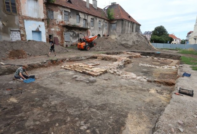 Archeolodzy od połowy lipca prowadzą badania na działce u zbiegu ulicy Rwańskiej i Rynku. Będą też pracowali wewnątrz budynku.