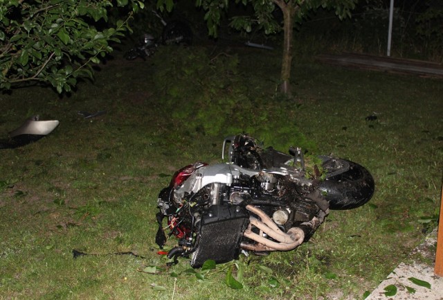 Motocyklista na łuku drogi, stracił panowanie nad pojazdem, w wyniku czego motocykl przewrócił się, uderzył w znak drogowy, ogrodzenie posesji i blaszany garaż w gminie Włocławek