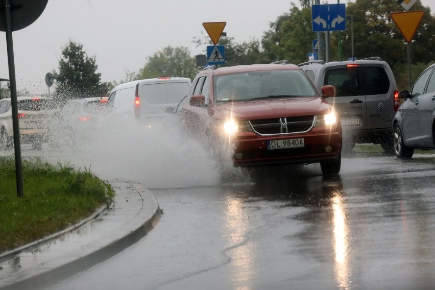 Ulewa nad osiedlem Piekary w Legnicy. Ulica Łowicka zalana, zobaczcie zdjęcia