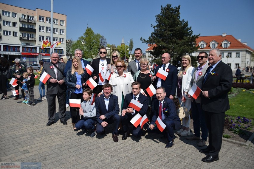 Mieszkańcy Włocławka ponieśli 100-metrową flagę od placu...