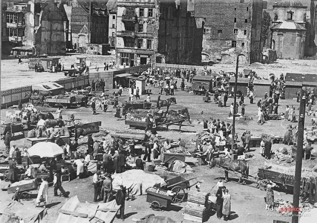 Plac Nowy Targ we Wrocławiu w przeszłości i obecnie. Na zdjęciu 1906 rok
